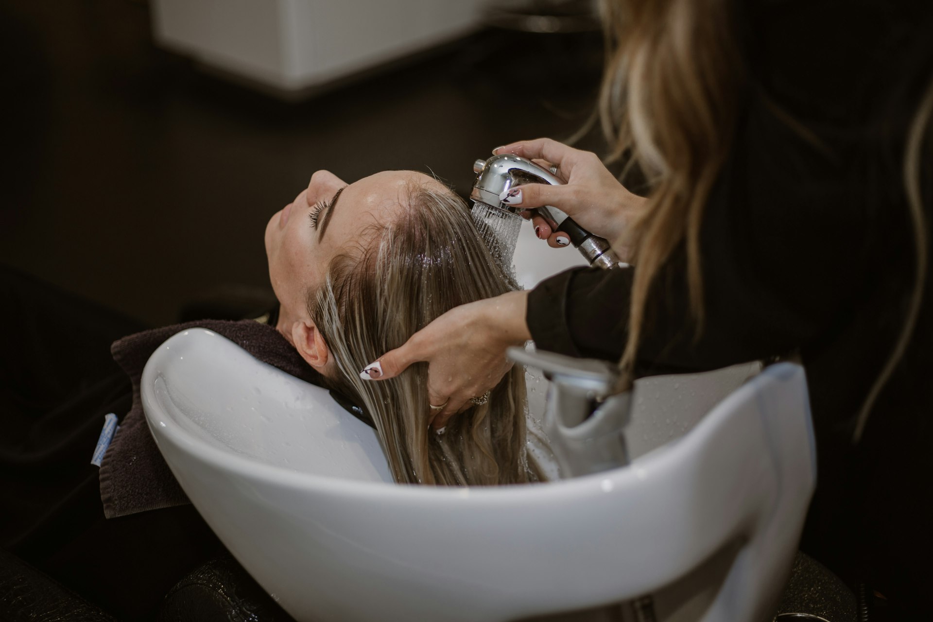 Entspannte Haarwäsche am Waschbecken