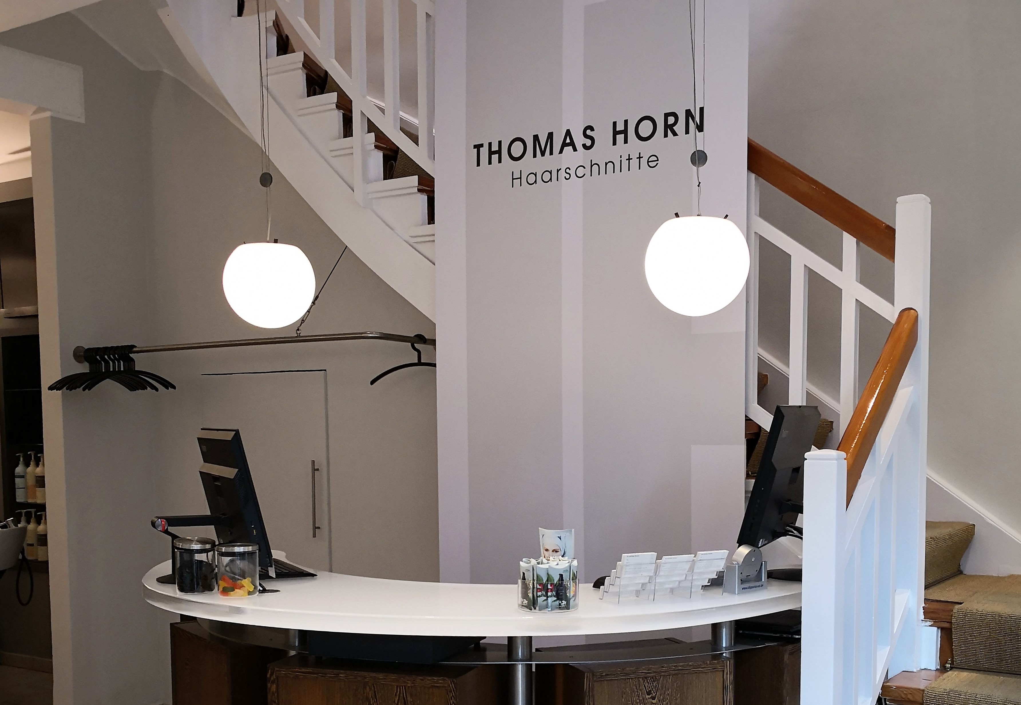Treppenaufgang und Empfang im Salon Thomas Horn