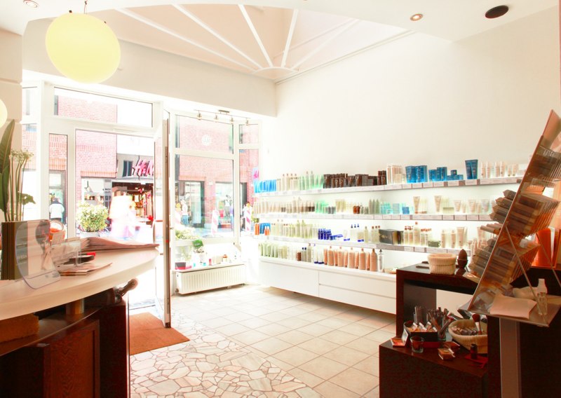 Unser Salon im Sachsentor mit Aveda-Produktwand